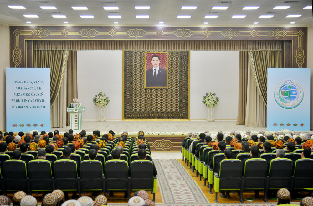 Lebap welaýat häkimliginiň mejlisler jaýynda «Parahatçylyk abadançylyk mizemez ösüşiň berk binýadydyr» ady bilen aýdym-sazly dabaraly maslahat geçirildi.