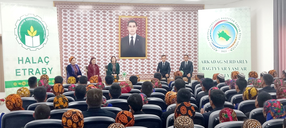 “Garaşsyzlyk göwün ganatym” atly tegelek stoluň başynda söhbetdeşlik geçirildi