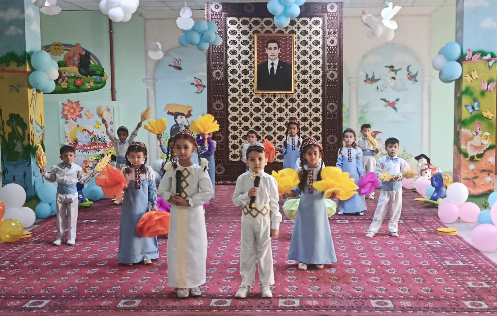 Lebap welaýatynyň Türkmenabat şäheriniň 62-nji çagalar bagynda terbiýelenýän oglan-gyzjagazlaryň arasynda «Çaga – durmuşyň güli» atly aýdym-sazly dabara geçirildi.