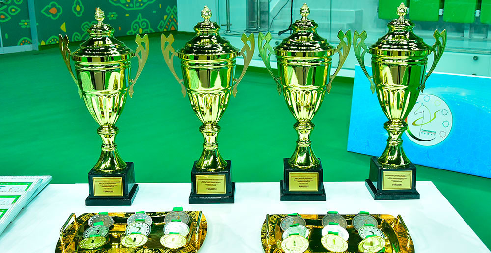 Kubok almak ugrunda ýaryşdylar