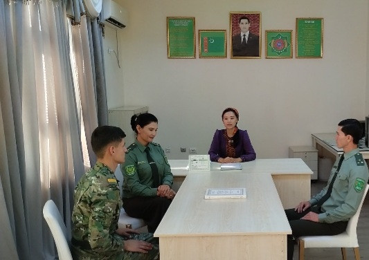 Tegelek stoluň başynda söhbetdeşlik geçirildi