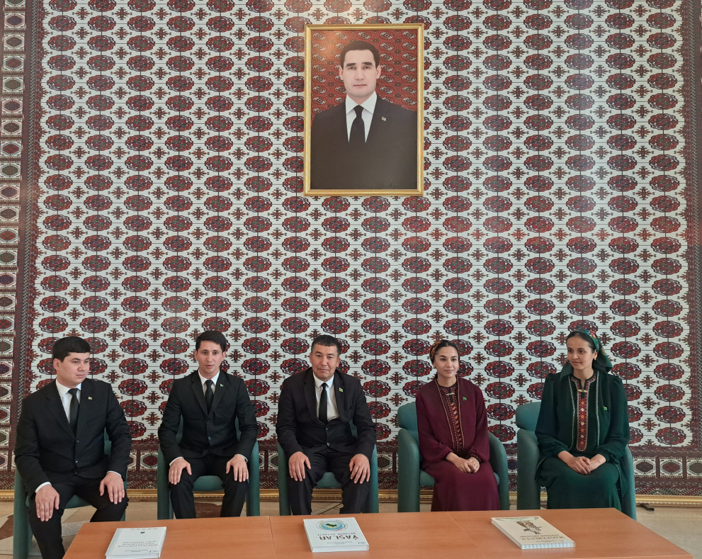 Lebap welaýatynyň Seýitnazar Seýdi adyndaky döwlet sazly drama teatrynda “Dost-doganlyk ýoly dünýä uzaýar“ atly temada brifing duşuşygy geçirildi.